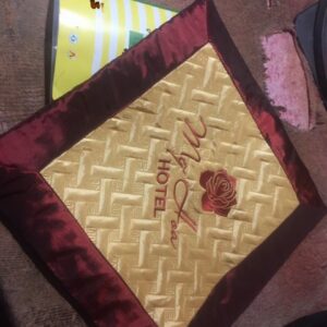 gối trang trí khách sạn